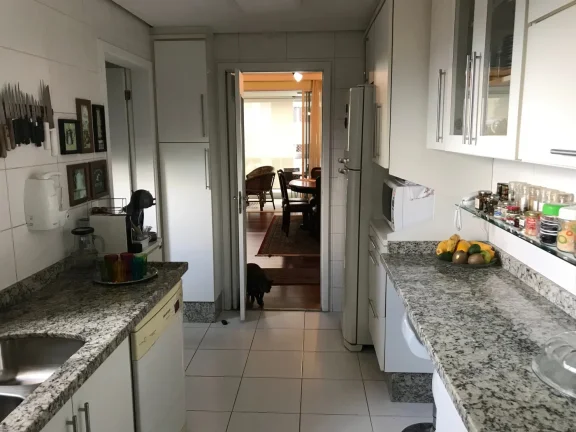 Imagem Apartamento 133 M², 3Q, 3 Suítes, 5 Banheiros, 3 Vagas, Varanda, Lavabo, Piscina, Quadra de tênis, Academia, Sauna, Salão de Festas e Salão de Jogos.