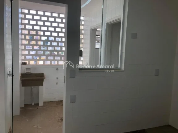 Imagem Oportunidade no Edifício Cristina, no Centro de Campinas. Este amplo apartamento totalmente reforma...