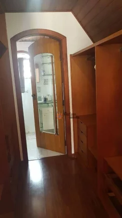 Imagem Sobrado com 3 dormitórios à venda, 206 m² por R$ 1.150.000 - J Jaguaribe - Campos do Jordão/SP