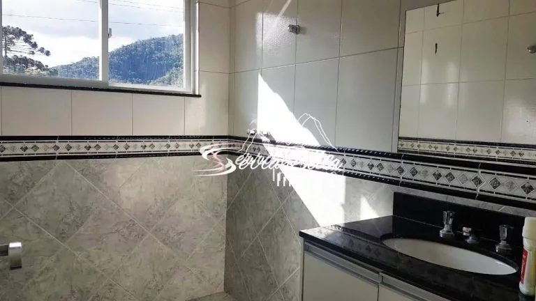 Imagem Casa com 4 dormitórios à venda, 200 m² por R$ 790.000,00 - Albuquerque - Teresópolis/RJ