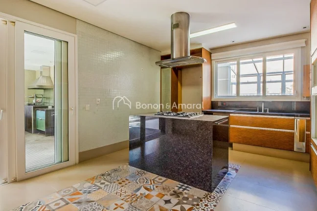 Imagem Localizada em um condomínio de alto padrão, esta casa em estilo sobrado oferece conforto, privacid...