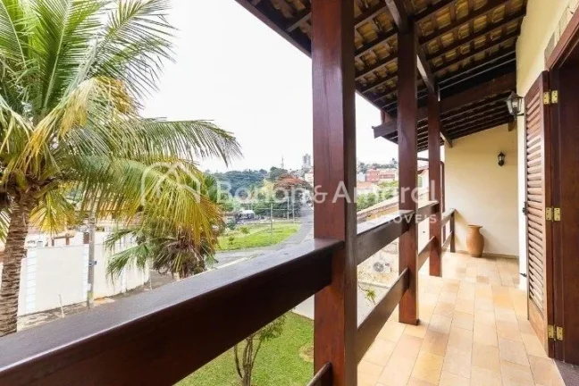 Imagem Ampla e confortável, esta excelente residência conta com 330m² de área construída, oferecendo e...