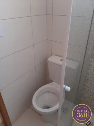 Imagem Casa em Condomínio Fechado com 02 Suítes com 02 vagas de garagem na Vila RéRé