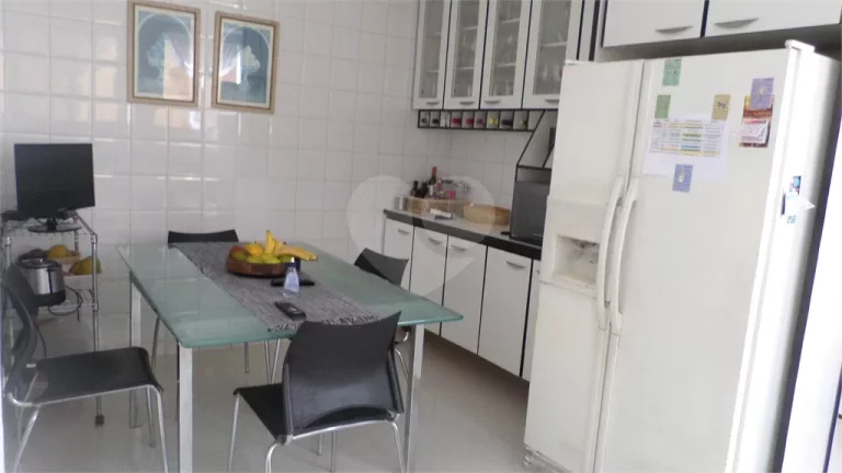 Imagem Sobrado à venda com 4 quartos, sendo 4 suítes, em Granja Viana, Carapicuíba - SP