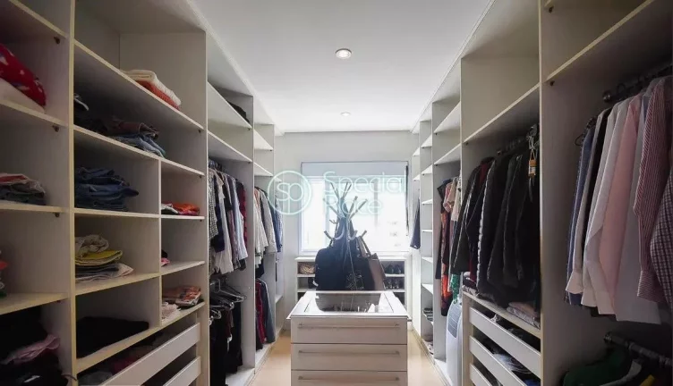 Imagem Amplo apartamento à venda com 4 quartos, sendo 3 suítes, e 5 banheiros no total. Este apartamento ...