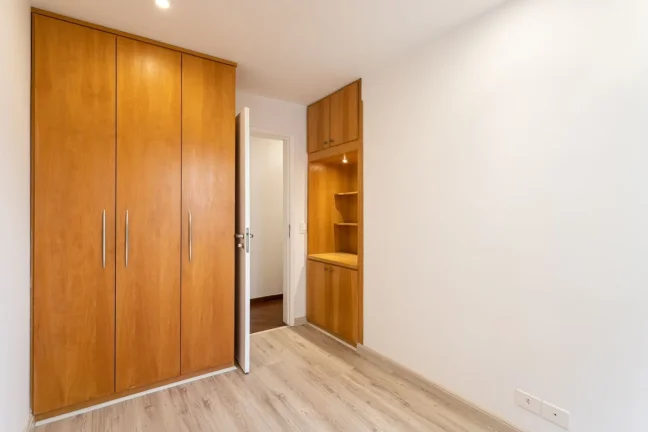 Imagem Apartamento 139M² Reformado, 4Q, 1 Suíte, 2 Banheiros, 2 Vagas, Varanda, Lavabo, Piscina, Salão de Festas e Jogos, Quadra, Portaria 24h, Sol da Manhã.