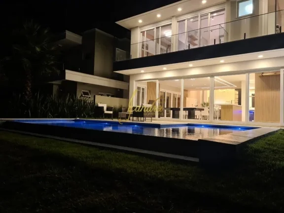 Imagem Sobrado 05 suítes com piscina em condomínio fechado mobiliado e decorado
