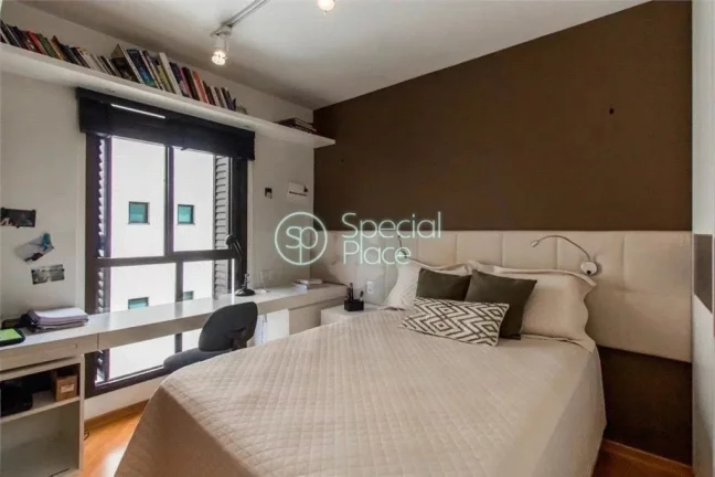 Imagem Localizado em Moema Índios, totalmente fora de rota, apartamento amplo. possui 172 metros, living c...