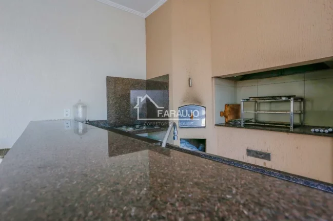 Imagem Casa em Condomínio à venda em Villa dos Inglezes com 330m² 3 suítes, 4 vagas