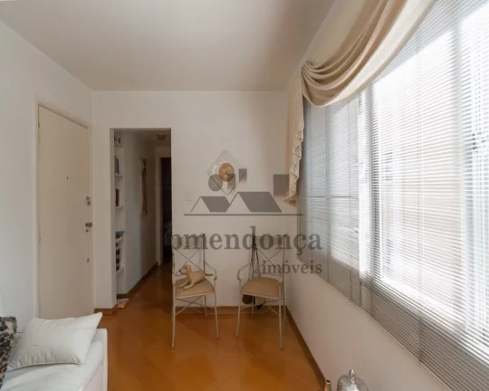 Imagem Apartamento com armários. Living, 1 dormitório, banheiro social, cozinha e área de serviço. 1 va...
