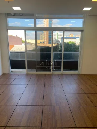 Imagem Sala com 33 M² com ar-condicionado, 1 banheiro, janelas amplas, sacada com vista panorâmica, piso ...