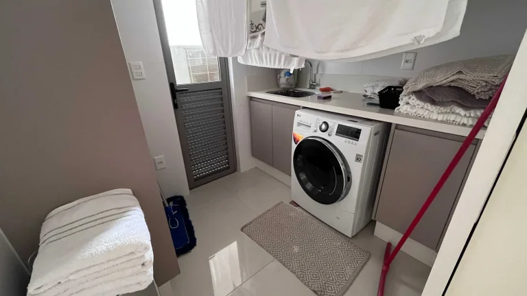 Imagem Frente mar mobiliado com 4 suítes sendo 1 master e 3 vagas de garagem em Balneário Camboriú/SC