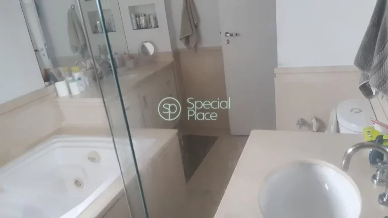 Imagem Apartamento com 240m², 4 dormitórios, sendo 3 suítes, 4 vagas, living para 3 ambientes, varanda, ...