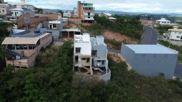 Imagem PLACA FOTOVOLTAICA FUNCIONANDO+3QUARTOS+SUÍTE+4VAGAS+ILUMINAÇÃO
