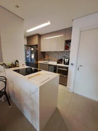 Imagem Apartamento reformado por arquiteto com 57m², sendo, 2 dormitórios, 1 banheiro, sala com varanda i...