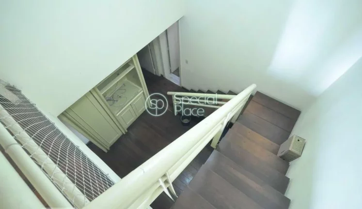 Imagem Amplo apartamento à venda com 6 quartos, sendo 3 suítes, e 6 banheiros no total. Este apartamento ...