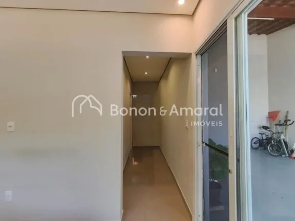 Imagem O imóvel dispõe de 2 dormitórios, sendo o quarto do casal com painel instalado, e o segundo dormi...