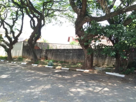 Imagem Terreno plano de esquina com 623 metros quadrados. Localização privilegiada em bairro nobre com ca...