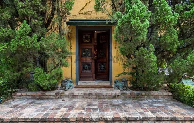 Imagem Luxuosa casa de alto padrão de 4 suítes no Jardim América: 6 salas, 8 banheiros, 12 vagas de garagem e 1.029m² de área em SP.