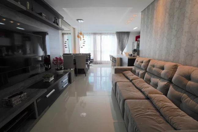 Imagem Apartamento com 3 dormitórios sendo 1 suíte e 2 vagas de garagem em Balneário Camboriú/SC