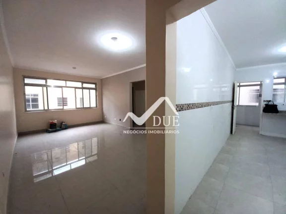 Imagem Apartamento 3 dormitórios, 2 banheiros, vaga demarcada, portaria, 100% reformado com 94m2 de áreà útil. Santos no Marapé próximo a Carvalho.