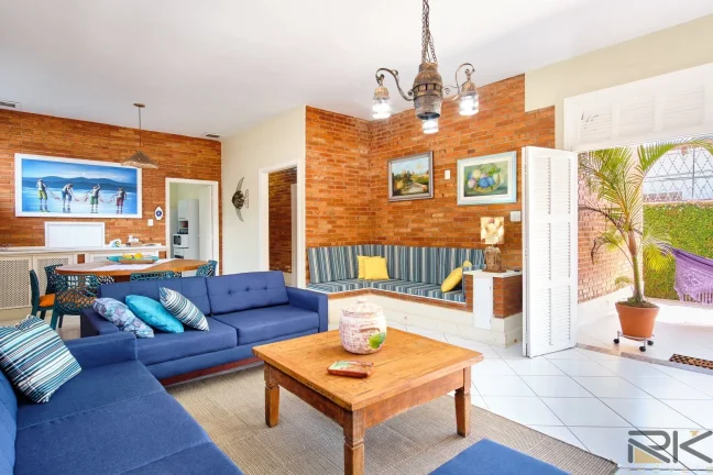 Imagem CASA CENTRO UBATUBA-SP com 3 dormitórios,3 suítes, 1 banheiro social,varanda goumet com churrasqueira,edícula no fundos