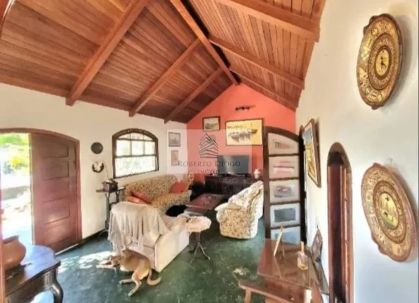 Imagem Casa de Luxo à Venda em Maria Paula, Niterói-RJ: 4 Quartos, 1 Suíte, 2 Salas, 3 Banheiros, 3 Vagas de Garagem
