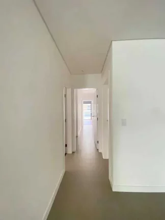 Imagem Apartamento Duplex mobiliado com 3 dormitórios sendo 3 suítes e 2 vagas de garagem - Jurerê/SC
