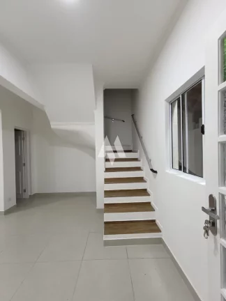Imagem Sobrado com 3 Quartos e 2 banheiros à Venda, 98 m² por R$ 660.000