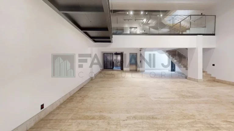Imagem Casa Comercial para Locação em São Paulo-SP, Jardim Europa: 8 Salas, 8 Banheiros, 15 Vagas, 900m² de Área!