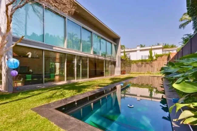 Imagem Oportunidade única: Casa de Alto Padrão no Jardim Europa, São Paulo-SP, com 4 quartos, 4 suítes e 8 vagas de garagem!