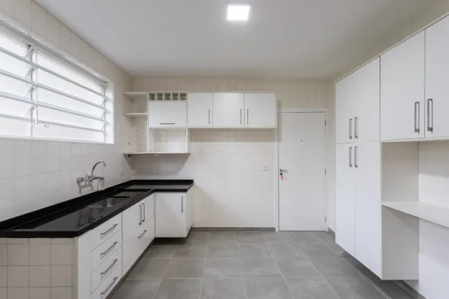 Imagem Apartamento 134M², 3Q, 1 Suíte, 2 Banheiros, 1 Vaga, Armários, Ar Condicionado.