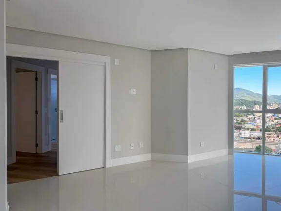 Imagem Apartamento com 3 suítes e 2 vagas de garagem na Av. Brasil em Balneário Camboriú/SC