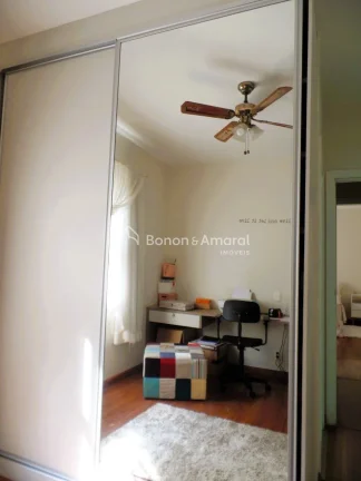 Imagem Térrea, bem localizada, em rua tranquila.
Sala para 2 ambientes, lareira, lavabo, escritório, 3 su...