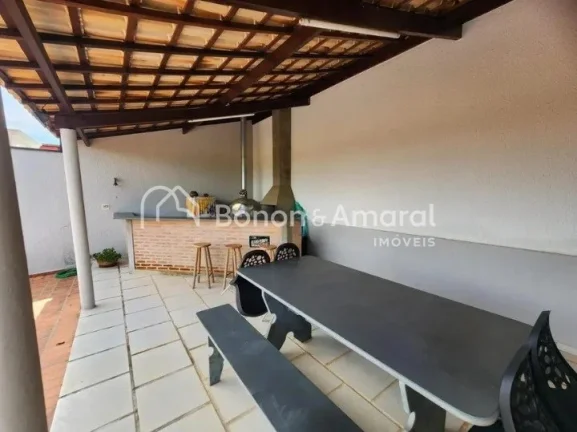 Imagem Belíssima casa com 250 m² de construção e terreno com área de 449 m². Na parte inferior há 1 ...