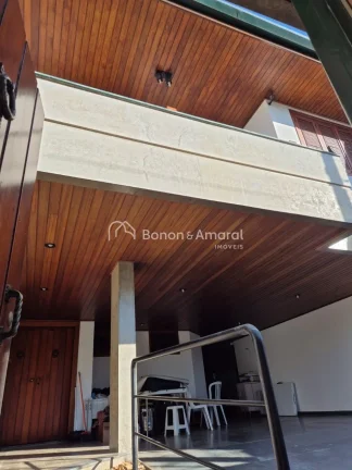 Imagem Linda e espaçosa casa em condomínio, com área construída de 312 m² e 320 m² de terreno. O imó...