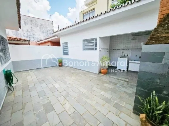 Imagem Casa bem localizada, em avenida consolidada, rodeada por clínicas, comércio, escritórios e estaci...