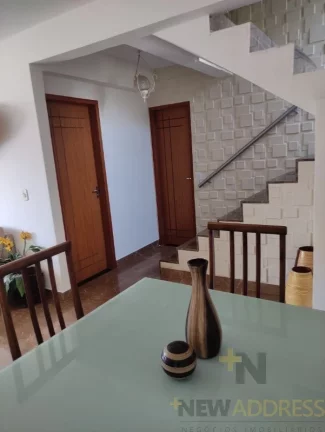 Imagem Casa ampla em 360m²: 2 pavimentos, 3 quartos, suíte, churrasqueira e fogão a lenha.