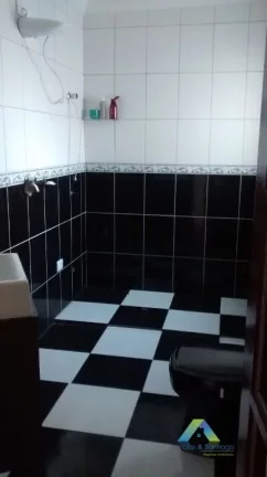 Imagem DIADEMA Sobrado recém reformada, 125M², edícula, 3 dormitórios, 4 vagas, ótima localização e valor