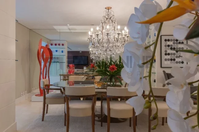 Imagem Venha morar no incrível Jardim Paulista! Oferecemos um apartamento dos sonhos, com 198m² de puro conforto e elegância. Com 3 suítes e 4 vagas, esse im