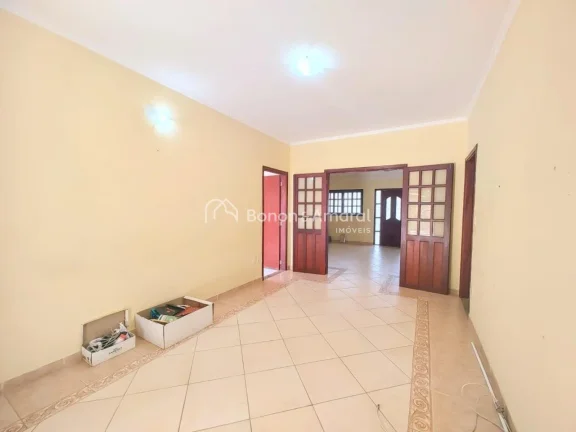 Imagem Localizada no coração do condomínio, em uma rua tranquila, esta casa térrea oferece conforto e p...