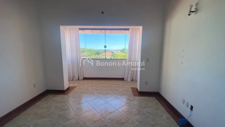 Imagem Casa térrea com 4 suítes, sendo a suíte principal com closet e hidromassagem, além de mezanino c...