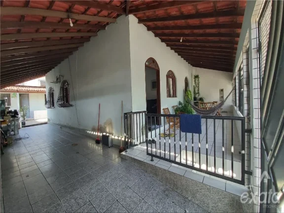 Imagem Manoel Plaza, casa com 3 quartos com 1 suite, sala e cozinha ampla, banheiro social, varandão, 3 vagas de garagem, terreno de 300 m²