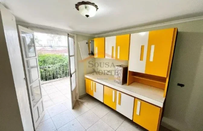 Imagem Casa espaçosa com 200 m² de área construída, composta por 4 dormitórios, sendo 2 suítes, e 4 b...