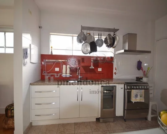 Imagem Lindo apartamento amplo arejado, decorado com muito bom gosto, todo reformado, com living para 02 am...