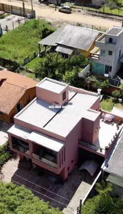 Imagem Casa Duplex á venda com 4 dormitórios localizada na praia Mariscal em Bombinhas.