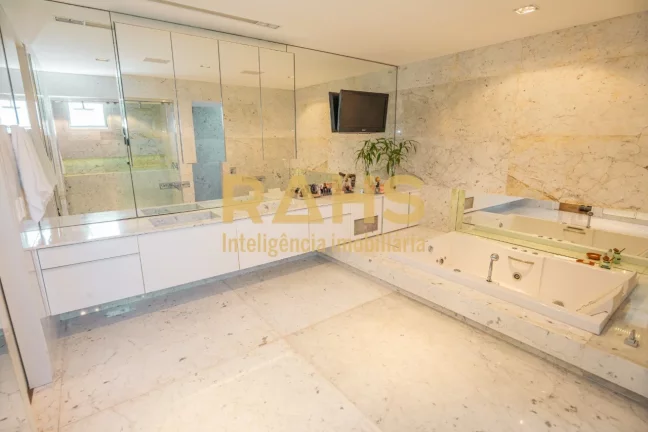 Imagem Cobertura Duplex com incríveis 500 m² privativos e 4 vagas de garagem. A cobertura conta com ampla...