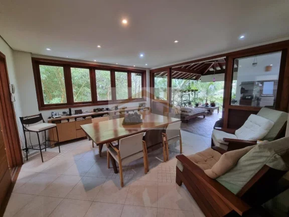 Imagem Conforto, segurança e natureza!!! Casa com 3 suítes , 4 vagas - *Granja Viana