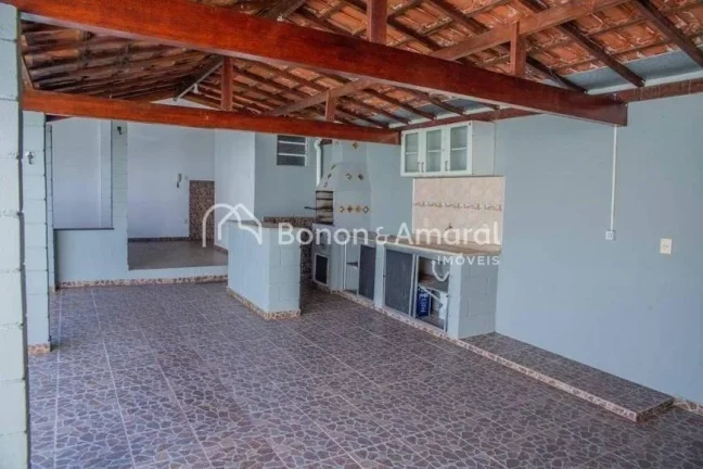 Imagem Belíssima e espaçosa casa térrea, com 287 m² de área construída. A residência possui 3 quarto...