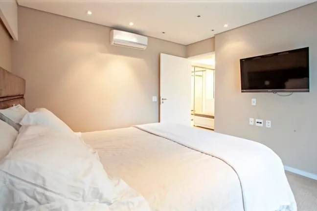 Imagem Apartamento 258M², 3Q, 3 Suítes, 2 Salas, 5 Banheiros, 4 Vagas, Varanda Gourmet, Academia, Piscinas, Churrasqueira, Salão de Festas e Jogos, Depósito.